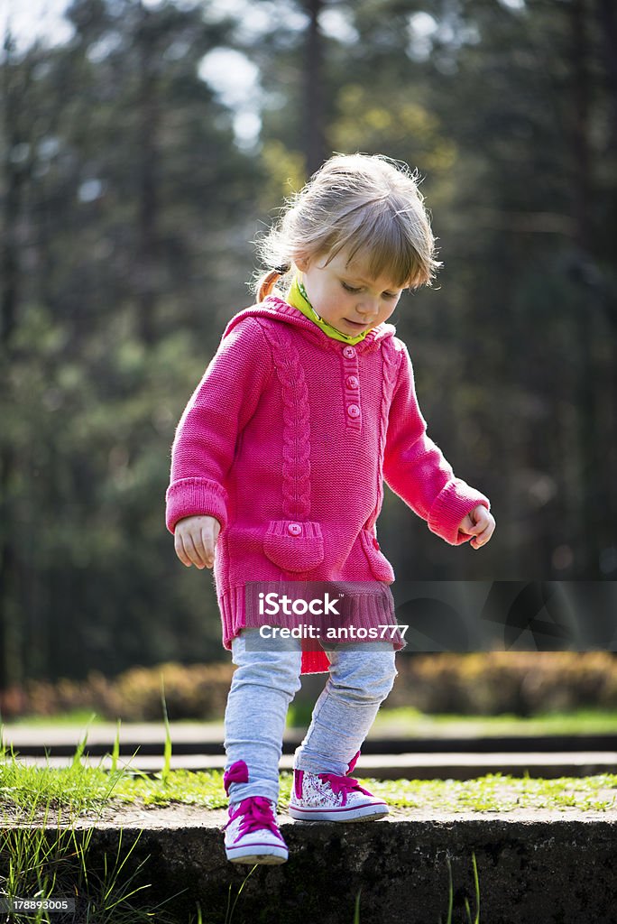 Niña de la escalera. - Foto de stock de Andar libre de derechos