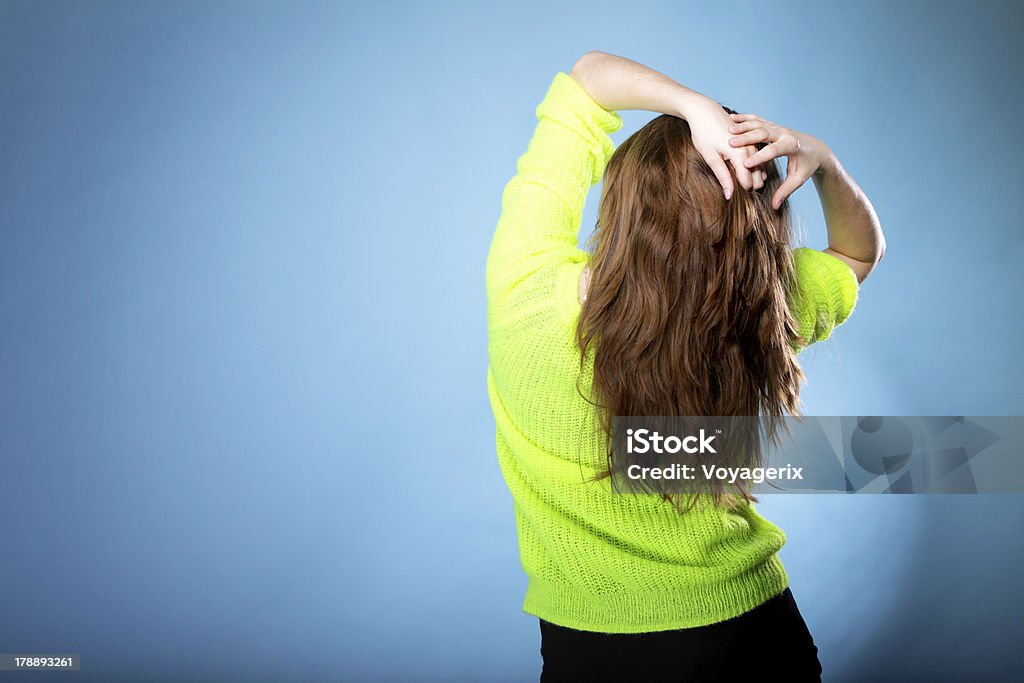 Belle femme brune aux cheveux longs vue de derrière - Photo de Admirer le paysage libre de droits