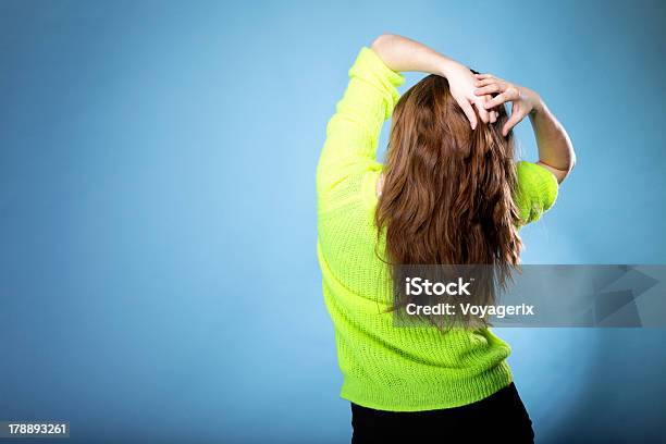 Piękna Kobieta Brązowe Długie Włosy Widok Z Tyłu - zdjęcia stockowe i więcej obrazów Brązowy - Brązowy, Dobre samopoczucie, Dorosły