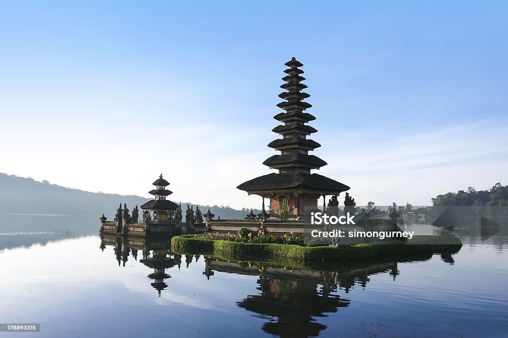 Lago brataan templo del amanecer bali - Foto de stock de Templo de Pura Ulu Danau libre de derechos
