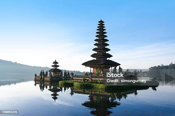 Lago Brataan Templo Del Amanecer Bali Foto de stock y más banco de imágenes de Templo de Pura Ulu Danau - Templo de Pura Ulu Danau, Agua, Aire libre
