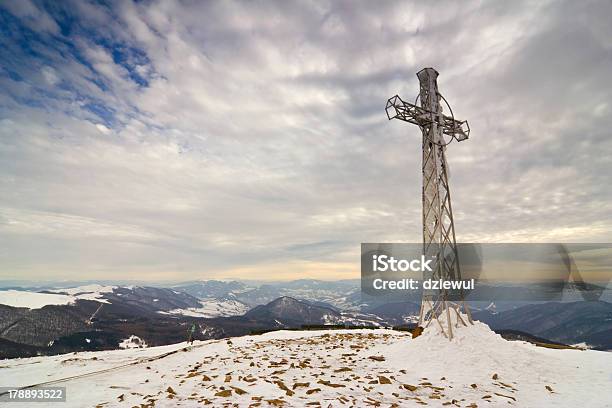 Cruz No Topo - Fotografias de stock e mais imagens de Ambiente dramático - Ambiente dramático, Ao Ar Livre, Calvário - Monumento