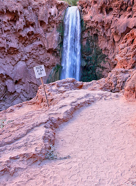 Wodospad Mooney Falls w Grand Canyon – zdjęcie