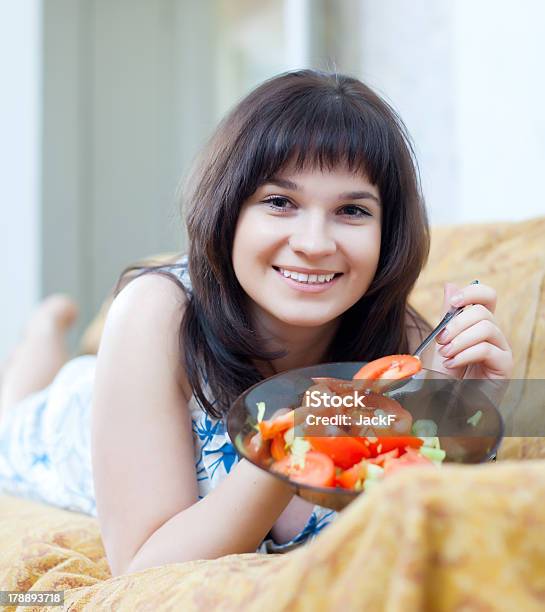 Положительный Случайные Женщина Eats Салат С Помидорами — стоковые фотографии и другие картинки В помещении