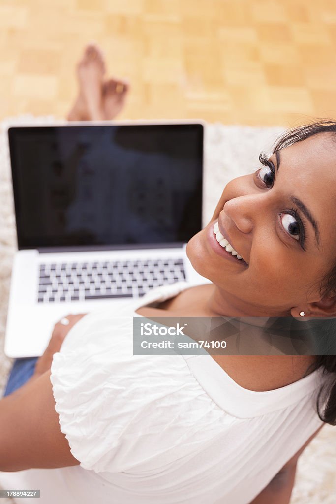 India mujer joven usando una computadora portátil en la habitación - Foto de stock de Ordenador portátil libre de derechos