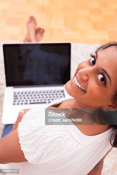 India Mujer Joven Usando Una Computadora Portátil En La Habitación Foto de stock y más banco de imágenes de Ordenador portátil