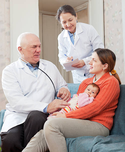 médico fala com a mãe de bebê recém-nascido - cheerful doctor prescribes professional occupation imagens e fotografias de stock