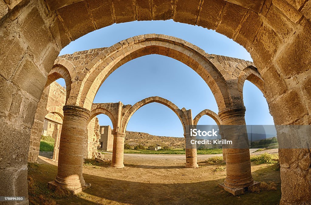 Arco y columnas de Agios Sozomenos templo - Foto de stock de Aire libre libre de derechos
