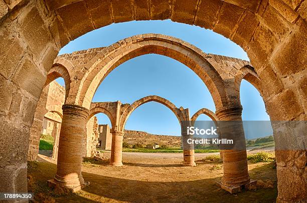 Arco Y Columnas De Agios Sozomenos Templo Foto de stock y más banco de imágenes de Aire libre - Aire libre, Antiguo, Arcada