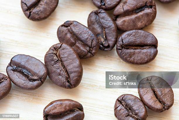 Foto de Grãos De Café Sobre Fundo De Madeira Branco e mais fotos de stock de Arábia - Arábia, Branco, Bule de Café