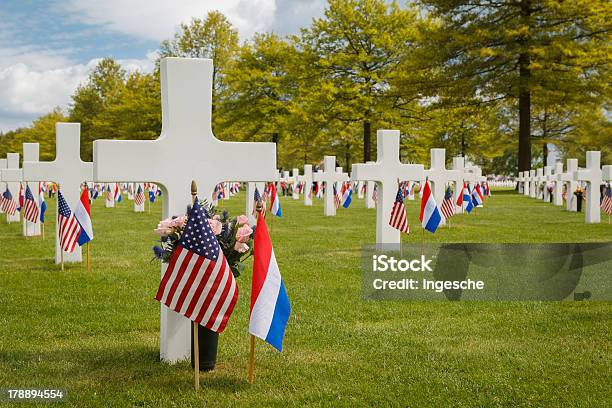 Grab Marker Eingerichtet Für Memorial Day Stockfoto und mehr Bilder von Amerikanische Flagge - Amerikanische Flagge, Begräbnisstätte, Denkmal