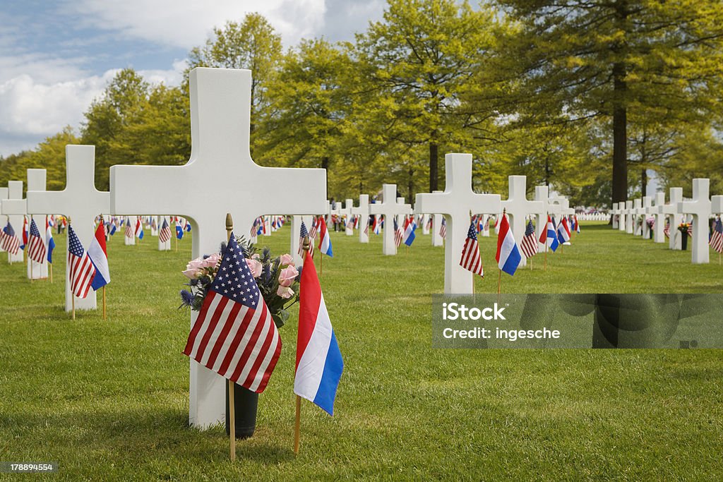 Tombe marqueurs décorée pour Memorial Day - Photo de Armée libre de droits