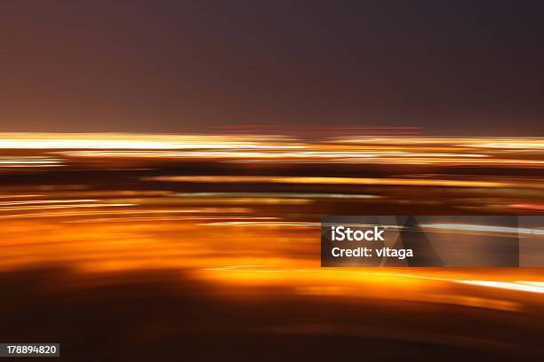 Foto de Fundo De Luzes À Noite e mais fotos de stock de Abstrato - Abstrato, Cidade, Cor Vibrante