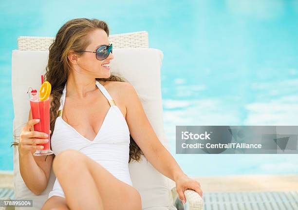 Foto de Mulher Jovem Feliz Com Cocktail Colocar Na Chaiselongue e mais fotos de stock de Adulto