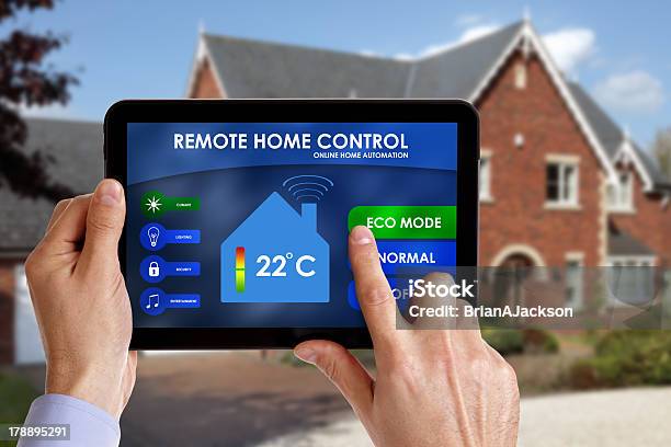 Foto de Controle Remoto Para Casa e mais fotos de stock de Rede elétrica inteligente - Rede elétrica inteligente, Aplicação móvel, Emissão de CO2