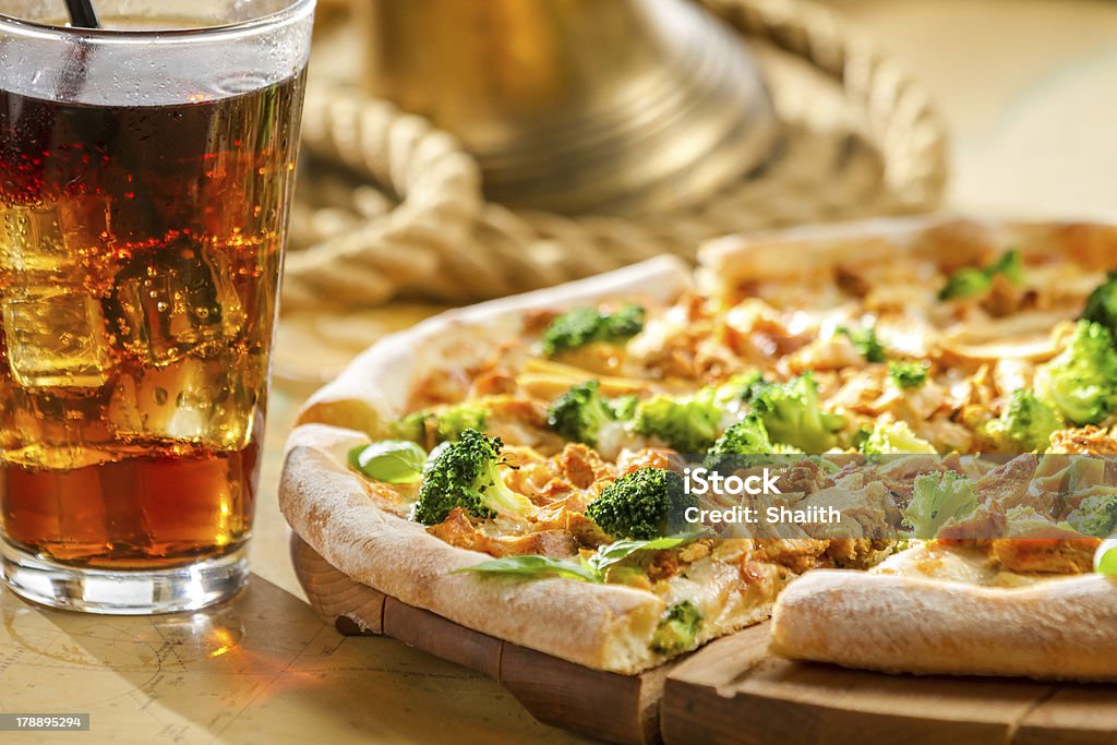 신선한 피자 만든 브로콜리, 치킨 및 바실은 저녁에만 - 로열�티 프리 0명 스톡 사진