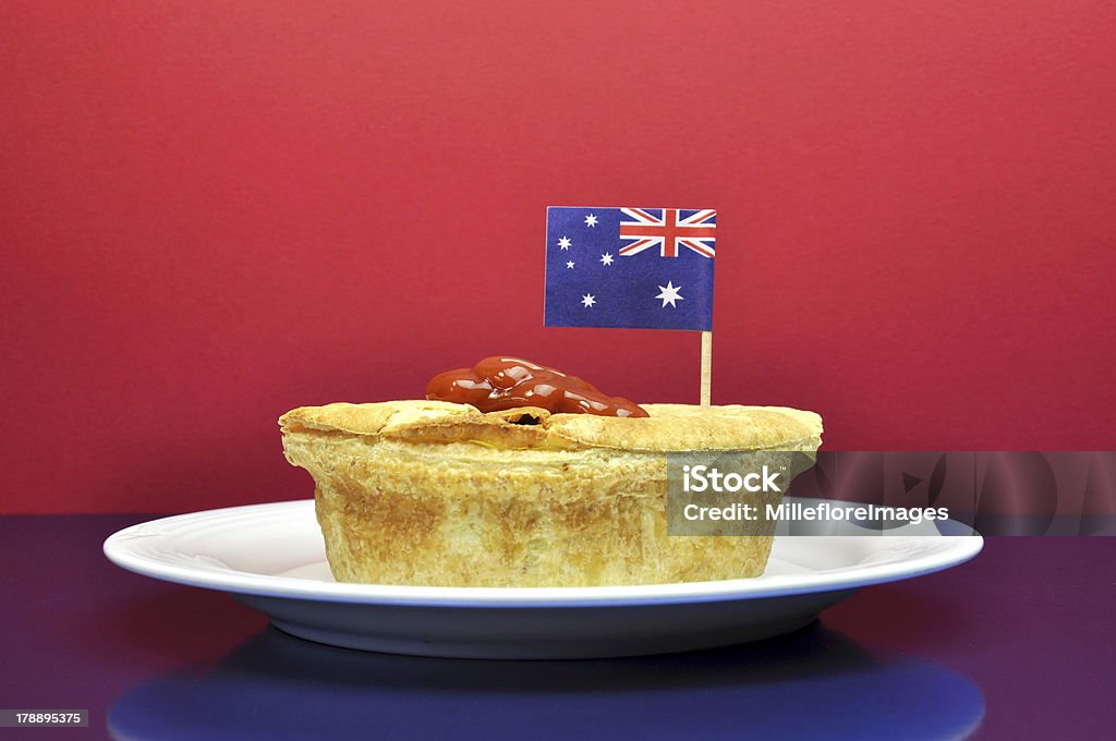 Tradizionale australiano Tortino di carne e Salsa - Foto stock royalty-free di Tortino di carne