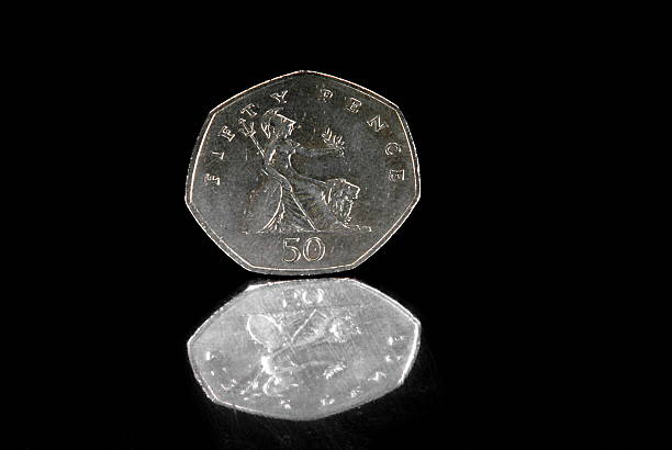 cinquenta pence - fifty pence coin coin british coin number 50 - fotografias e filmes do acervo