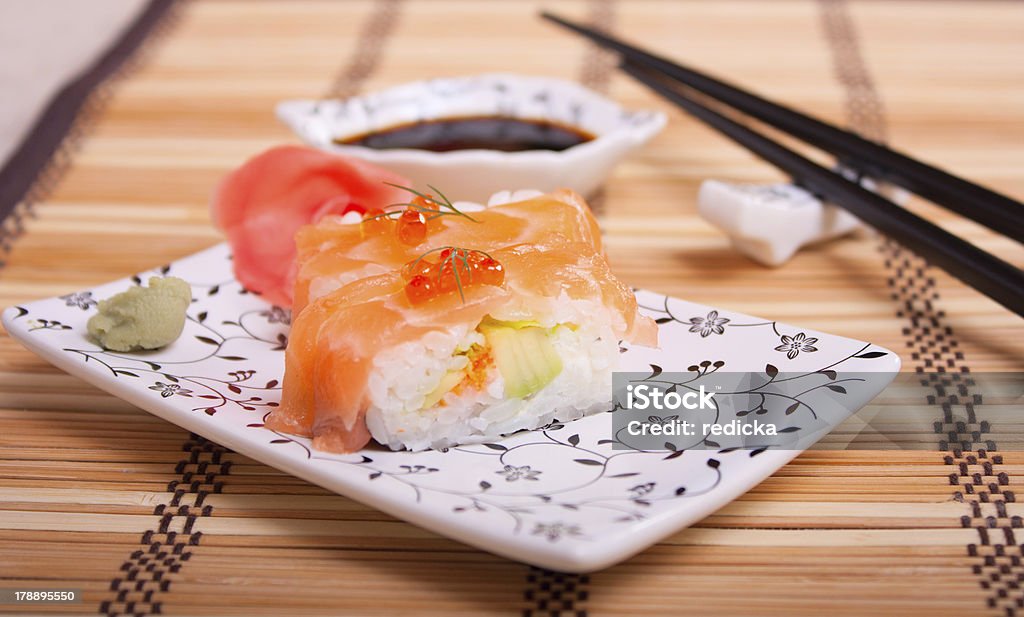 Sushi con salmone e Caviale rosso - Foto stock royalty-free di Affamato