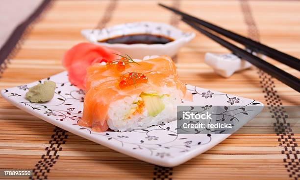 Sushi Con Salmone E Caviale Rosso - Fotografie stock e altre immagini di Affamato - Affamato, Alga bruna, Ambientazione esterna