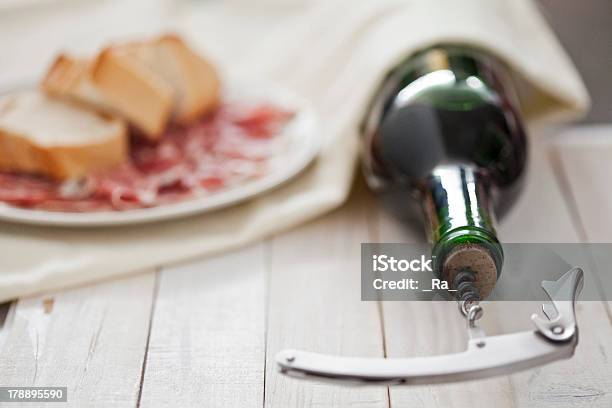 Copa Y Botella De Vino Foto de stock y más banco de imágenes de Bar - Bar, Beber, Bebida alcohólica