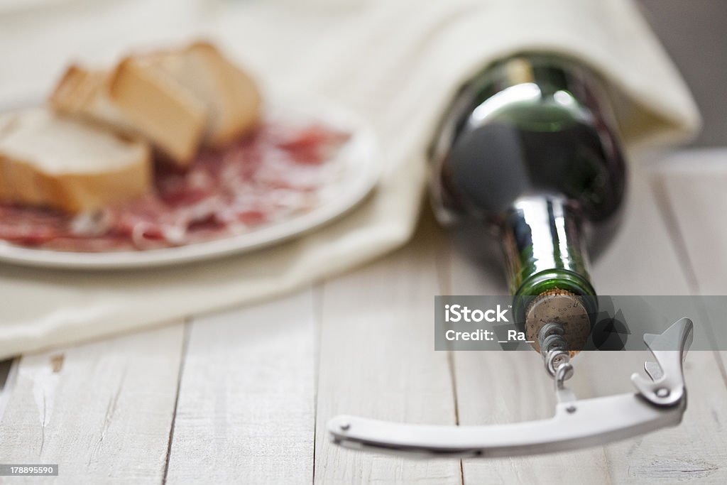 유리 및 와인 1병 - 로열티 프리 디캔터 스톡 사진