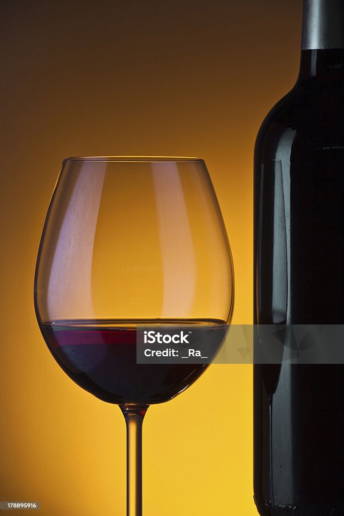 Vetro e bottiglia di vino - Foto stock royalty-free di Alchol