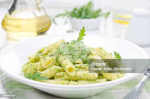 Makaron Penne Z Sosem Z Rukola I Zielony Groch Zbliżenie - zdjęcia stockowe i więcej obrazów Pesto