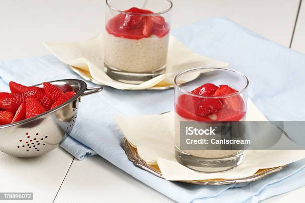 Kokosnussreispudding Mit Erdbeerpüree Stockfoto und mehr Bilder von Reispudding - Reispudding, Erdbeere, Reis - Grundnahrungsmittel