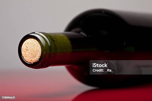 Butelka Wina - zdjęcia stockowe i więcej obrazów Alkohol - napój - Alkohol - napój, Bar - Lokal gastronomiczny, Białe wino