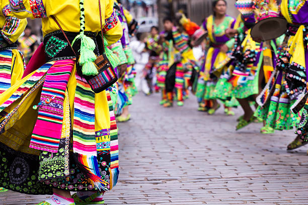 перуанский танцоров на параде в куско. - south american culture стоковые фото и изображения