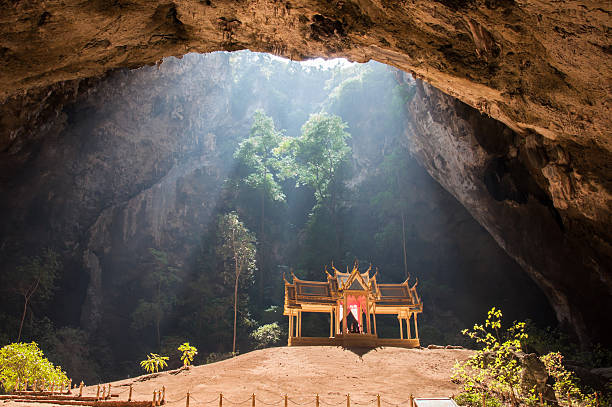 nakhon cave phraya, sam rei yot, pranburi parque nacional, tailândia. - phraya nakhon cave imagens e fotografias de stock