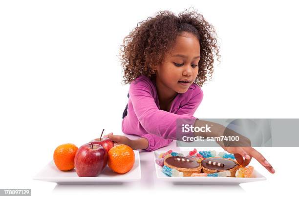 리틀 중유럽식 아시아판 여자아이 Hesitating 사이에 과일 사탕 건강한 생활방식에 대한 스톡 사진 및 기타 이미지 - 건강한 생활방식, 건강한 식생활, 고름