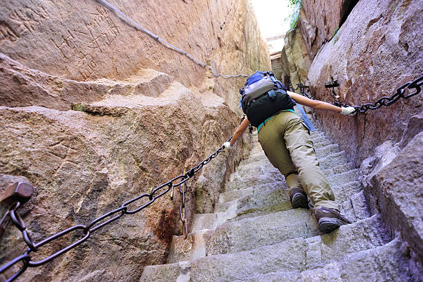 escalada mil pés penhasco em mount hua - huangshan mountains - fotografias e filmes do acervo