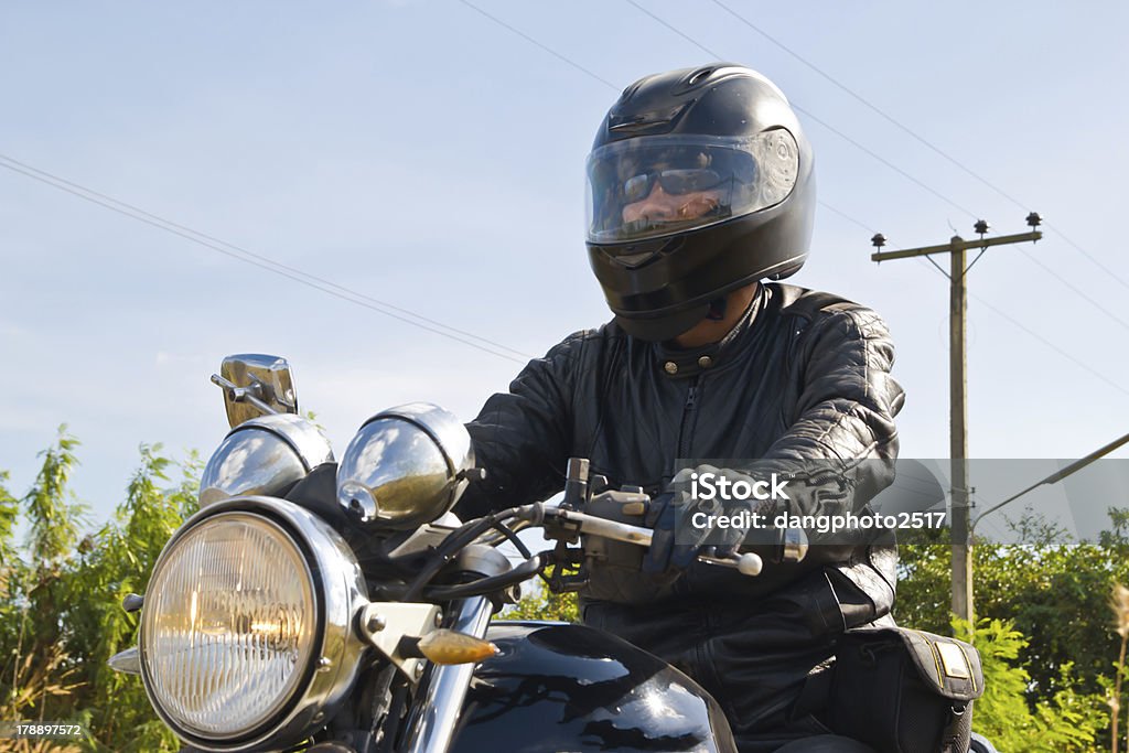 Motociclista su strada asfaltata. - Foto stock royalty-free di Adulto