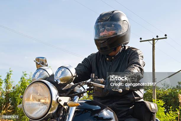 Motociclista Su Strada Asfaltata - Fotografie stock e altre immagini di Adulto - Adulto, Ambientazione esterna, Avventura