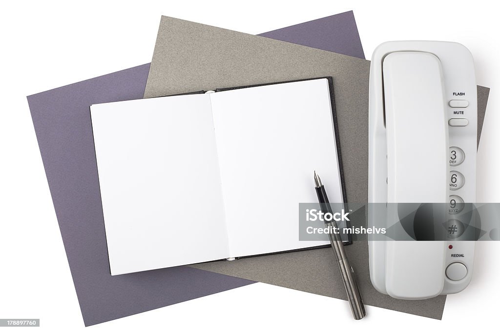 Notebook, Wieczne pióro i telefon na tekstura papieru - Zbiór zdjęć royalty-free (Artykuł biurowy)