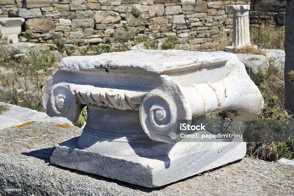 Colunas Jónicas capital, Detalhe Arquitetónico em Delos island, Gre - Royalty-free Antigo Foto de stock