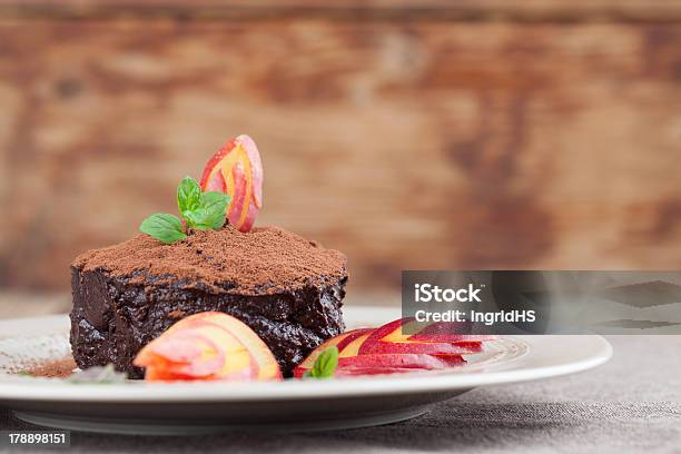 Cru Vegan Abacate Mousse De Chocolate Com Nectarina - Fotografias de stock e mais imagens de Mousse de Chocolate