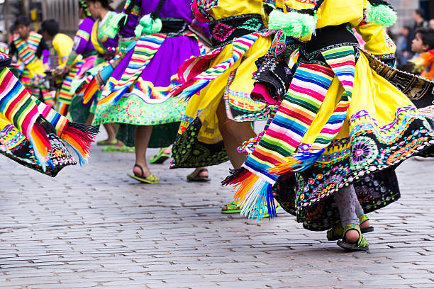 bailarines peruanos en el desfile en cuzco. - trajes tipicos del peru fotografías e imágenes de stock