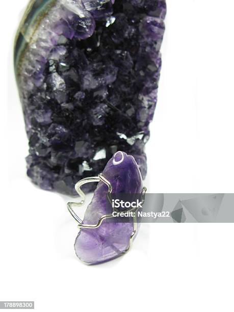 Geode Amethyst Geological Cristales Y Jewelery Anillo Foto de stock y más banco de imágenes de Amatista