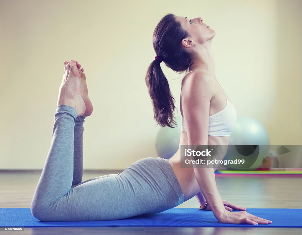 Bela jovem treino de ioga - Foto de stock de Academia de ginástica royalty-free
