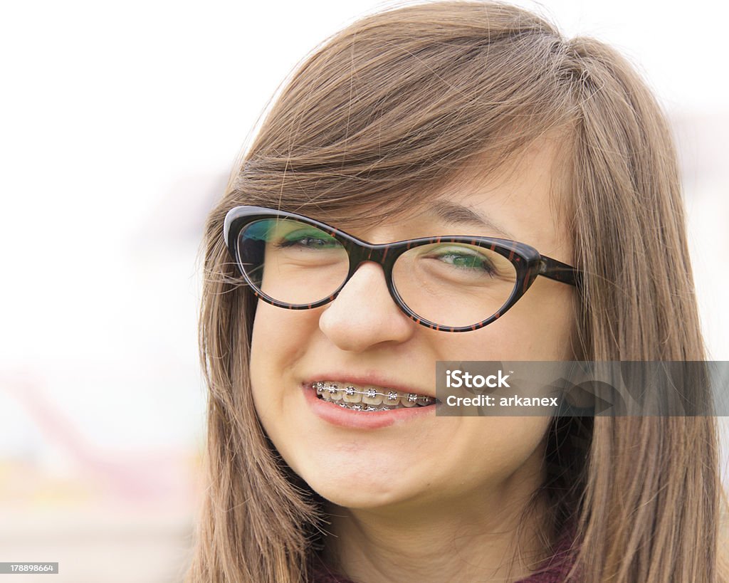 웃는 젊은 취해야 치아교정기 - 로열티 프리 18-19세 스톡 사진