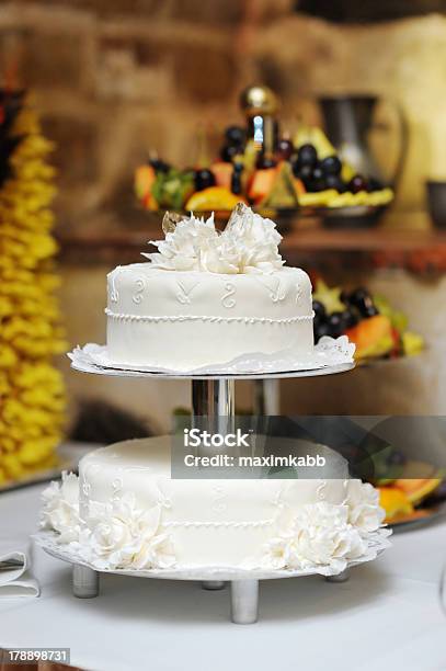 Lindo Bolo De Casamento Branco - Fotografias de stock e mais imagens de Amarelo - Amarelo, Banquete, Beleza