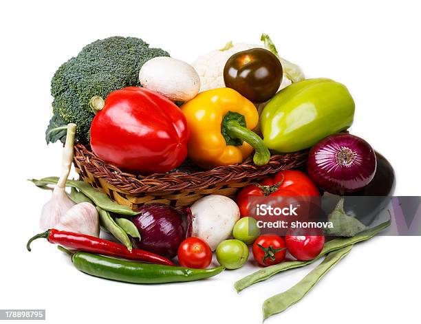 Foto de Cesta Com Legumes Frescos Em Um Fundo Branco e mais fotos de stock de Agricultura - Agricultura, Alface, Alho