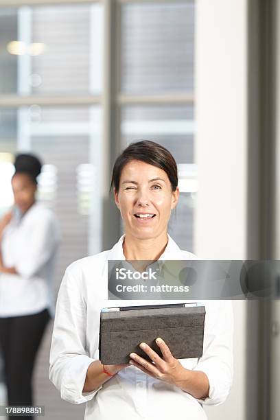 Retrato De Mujer De Negocios De Éxito Guiñar El Ojo Y Trabajando En Tableta Foto de stock y más banco de imágenes de 20 a 29 años