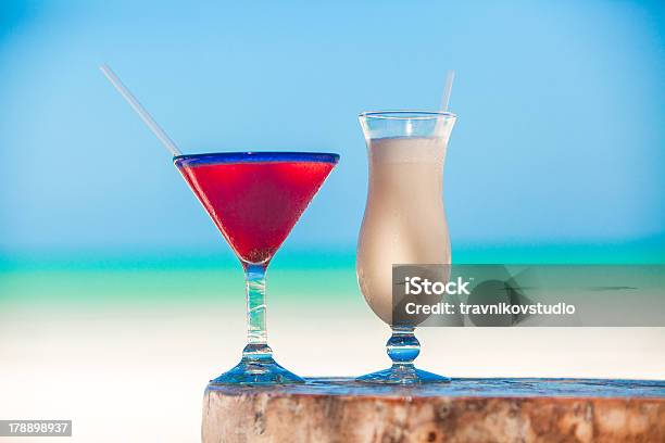 White Pina Colada Und Rote Margarita On The Beachtisch Stockfoto und mehr Bilder von Bunt - Farbton