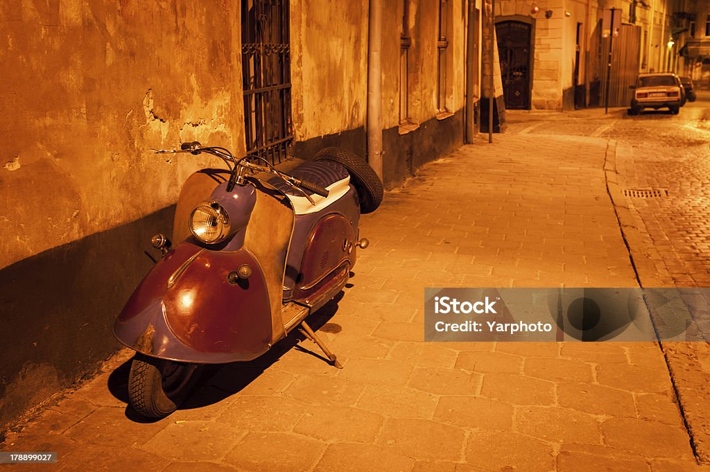 Notte strada europea e scooter - Foto stock royalty-free di Attrezzatura per illuminazione