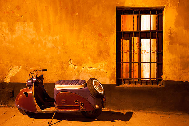 scooter vintage na noite - florence italy imagens e fotografias de stock