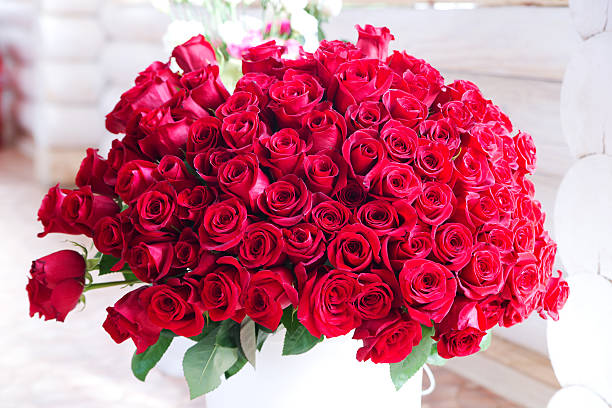 bouquet di rose rosse centinaia di - rose valentines day bouquet red foto e immagini stock